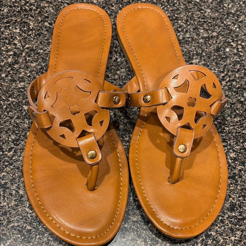 Pierre Dumas Tan Brown Leather thong Sandals with Medallion detail size 11